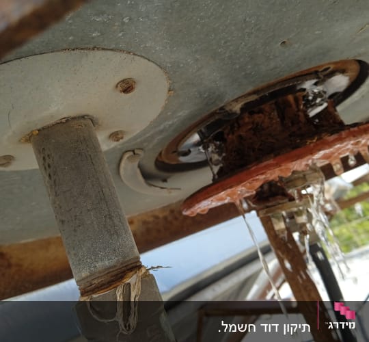 נזילת מים מתחת לדוד שמש עם צינור מתכת